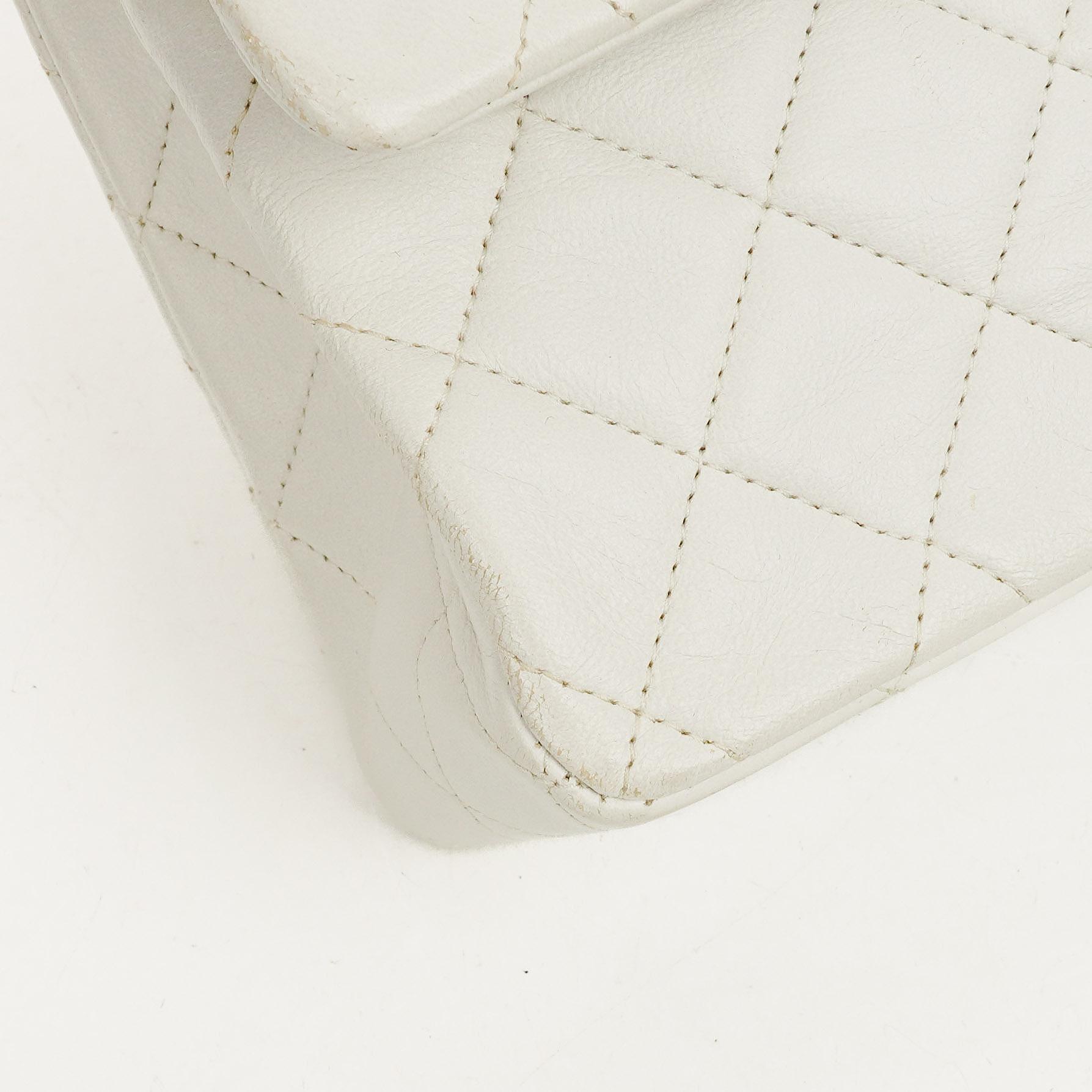 Chanel Classic Medium Double Flap Bag aus gestepptem Lammleder mit 24K goldplattierten Beschlägen