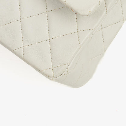 Chanel Classic Medium Double Flap Bag aus gestepptem Lammleder mit 24K goldplattierten Beschlägen