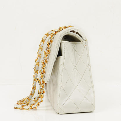 Chanel Classic Medium Double Flap Bag aus gestepptem Lammleder mit 24K goldplattierten Beschlägen