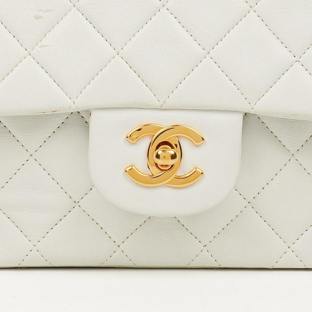 Chanel Classic Medium Double Flap Bag aus gestepptem Lammleder mit 24K goldplattierten Beschlägen