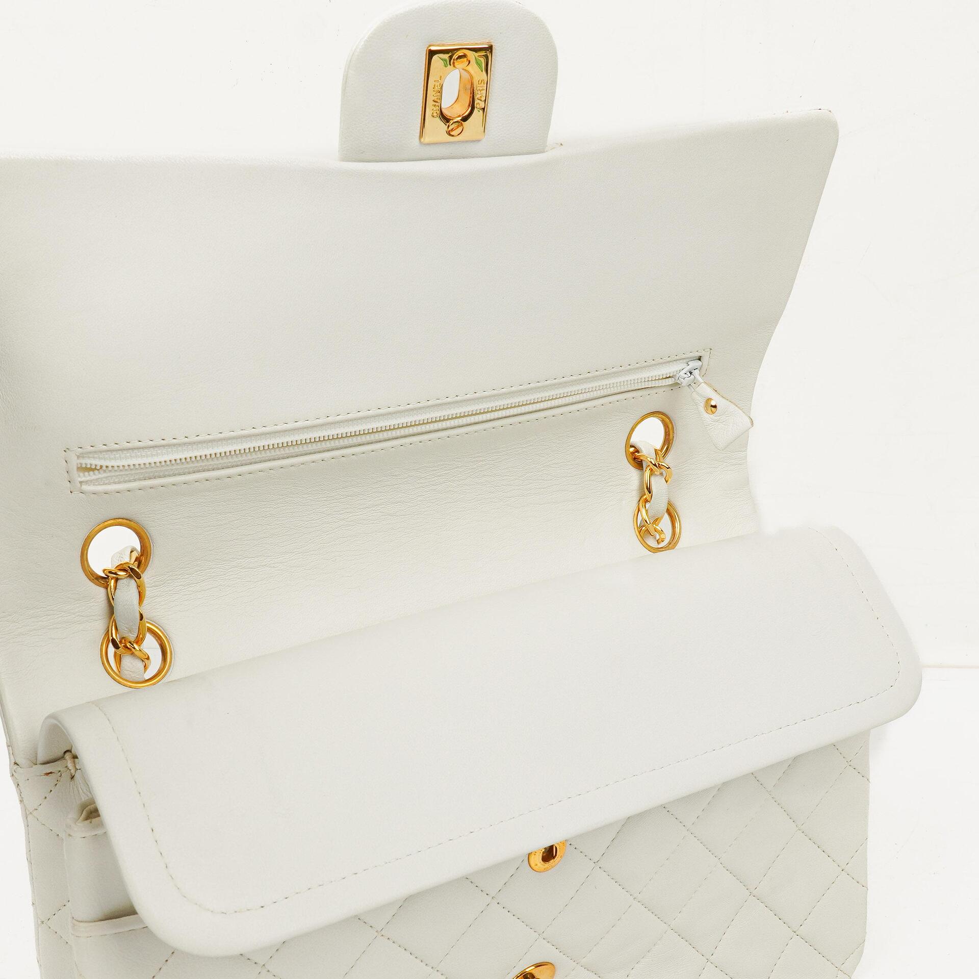 Chanel Classic Medium Double Flap Bag aus gestepptem Lammleder mit 24K goldplattierten Beschlägen