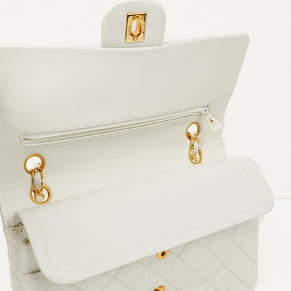 Chanel Classic Medium Double Flap Bag aus gestepptem Lammleder mit 24K goldplattierten Beschlägen