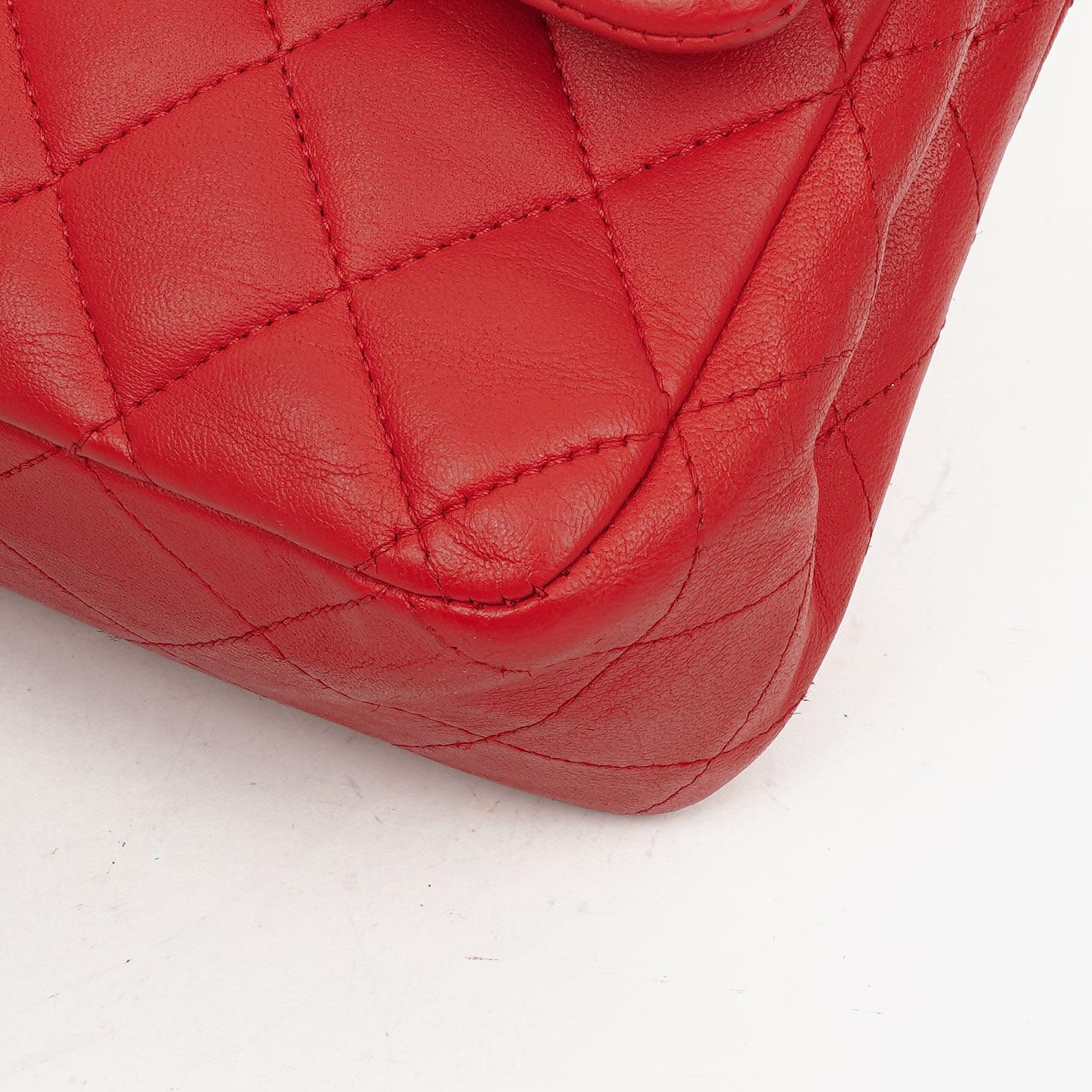 Chanel Medium Classic Rot Stepp-Leder Double Flap Tasche mit Goldfarbener Hardware