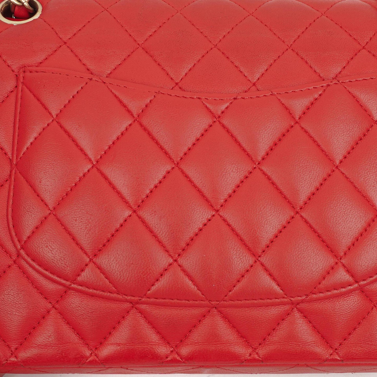 Chanel Medium Classic Rot Stepp-Leder Double Flap Tasche mit Goldfarbener Hardware