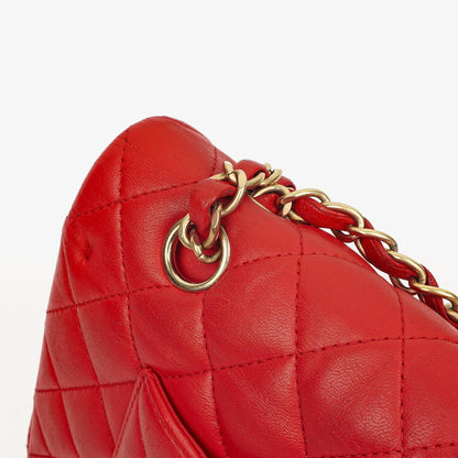 Chanel Medium Classic Rot Stepp-Leder Double Flap Tasche mit Goldfarbener Hardware