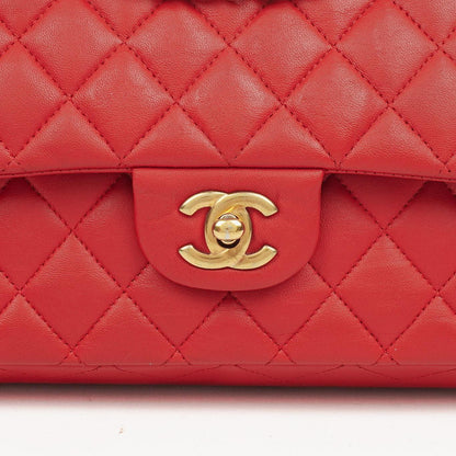 Chanel Medium Classic Rot Stepp-Leder Double Flap Tasche mit Goldfarbener Hardware