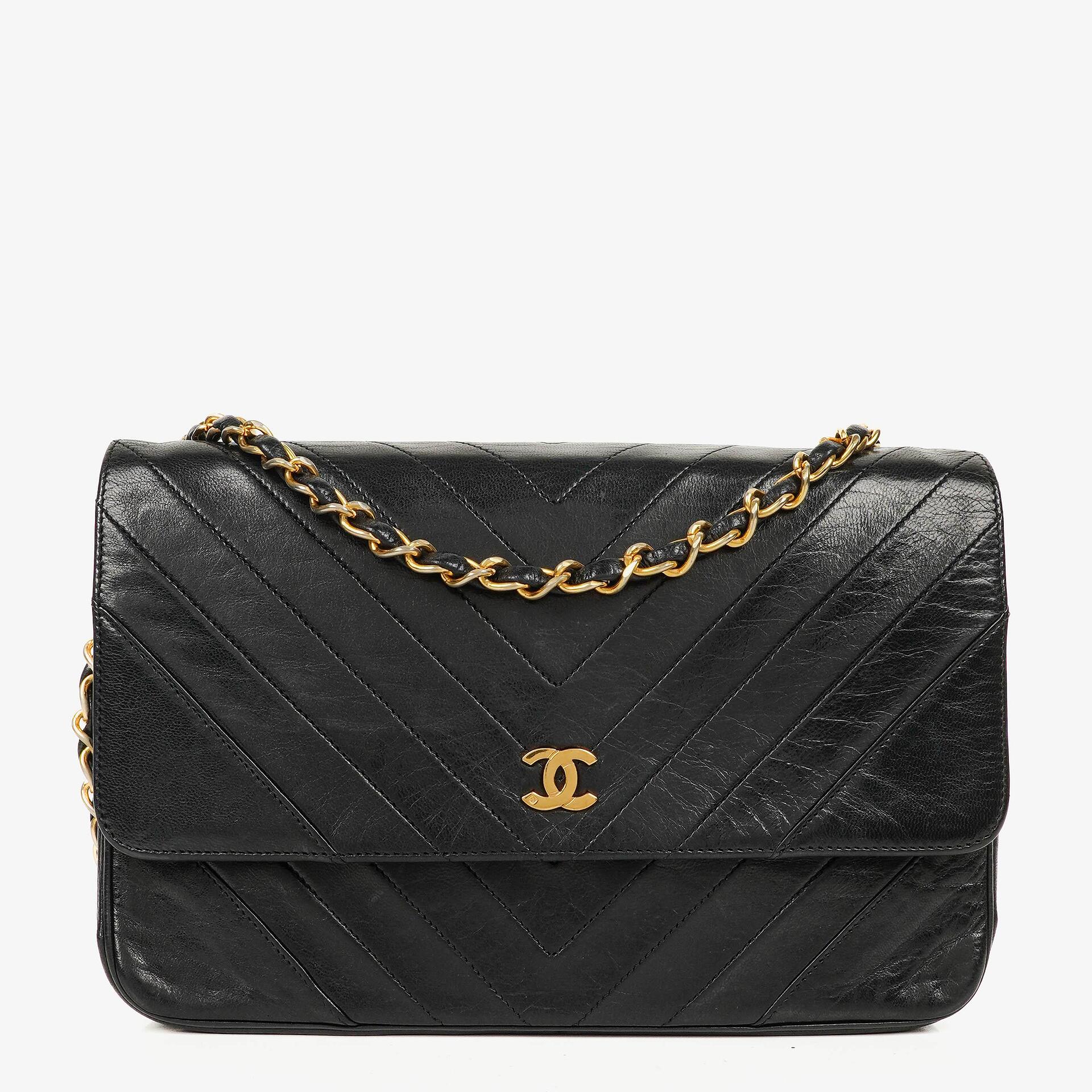 Chanel Medium Classic Single Flap Tasche aus schwarzem Chevron-gestepptem Lammleder mit 24K vergoldeten Beschlägen