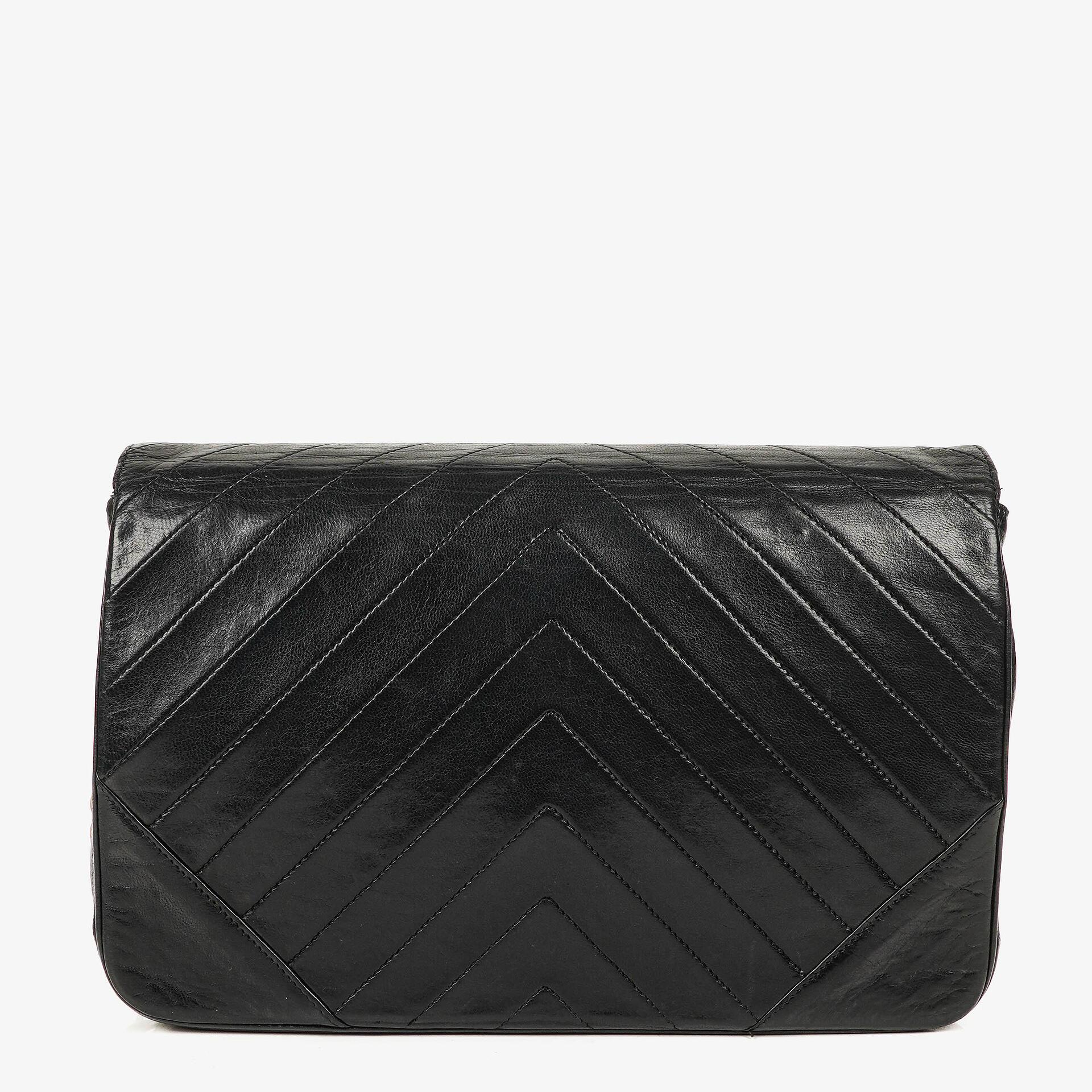 Chanel Medium Classic Single Flap Tasche aus schwarzem Chevron-gestepptem Lammleder mit 24K vergoldeten Beschlägen