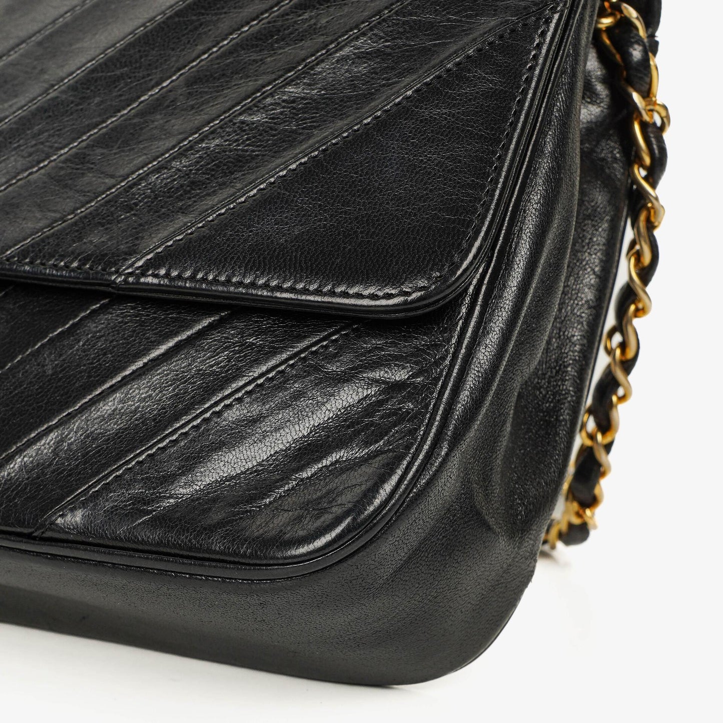 Chanel Medium Classic Single Flap Tasche aus schwarzem Chevron-gestepptem Lammleder mit 24K vergoldeten Beschlägen