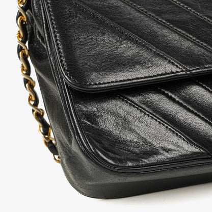 Chanel Medium Classic Single Flap Tasche aus schwarzem Chevron-gestepptem Lammleder mit 24K vergoldeten Beschlägen