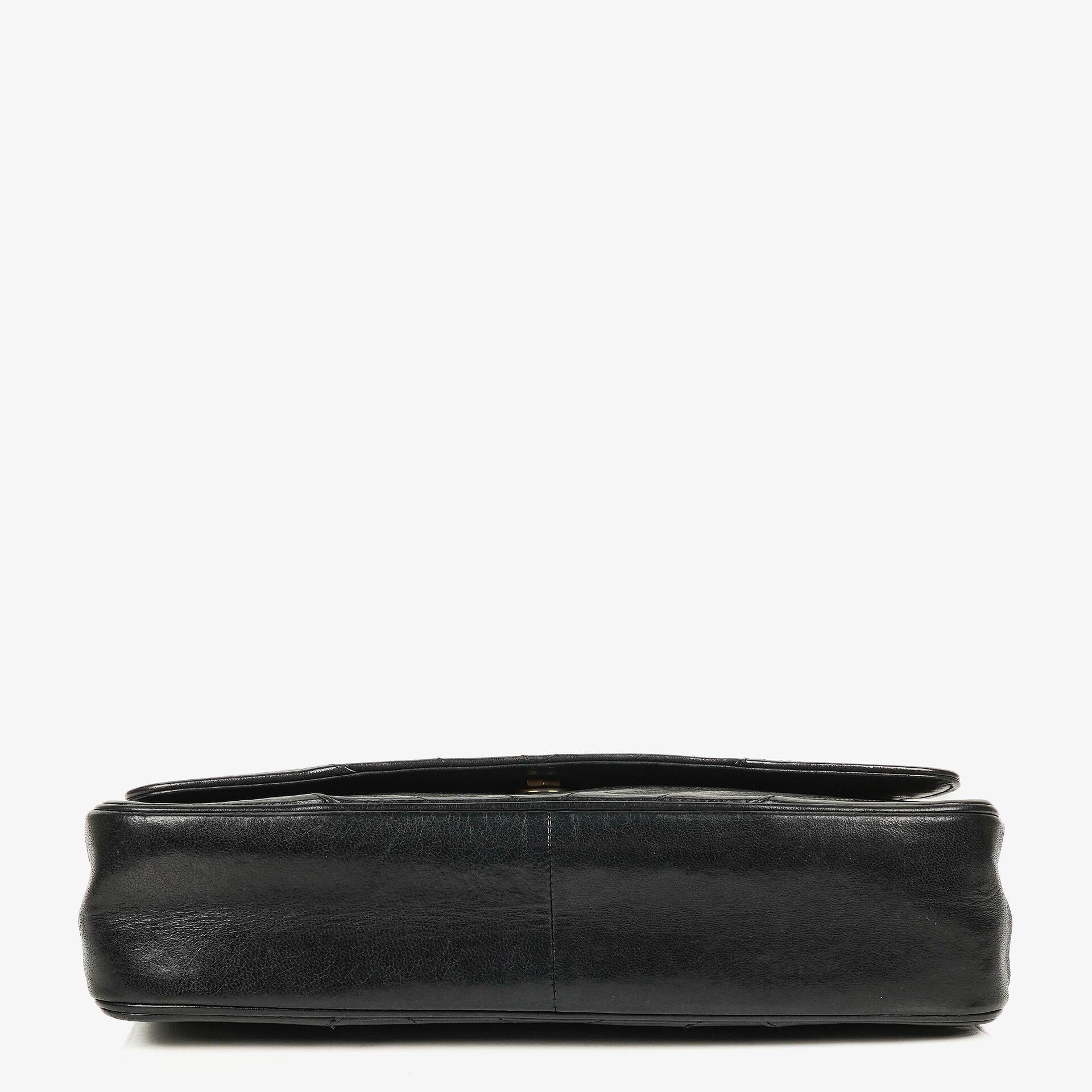 Chanel Medium Classic Single Flap Tasche aus schwarzem Chevron-gestepptem Lammleder mit 24K vergoldeten Beschlägen