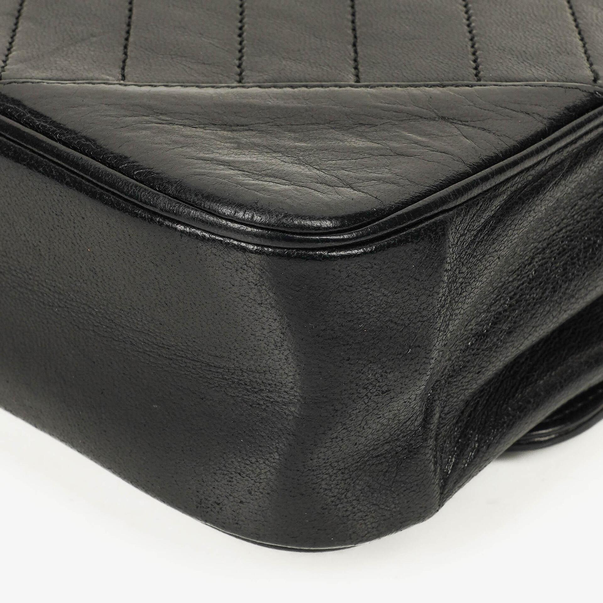 Chanel Medium Classic Single Flap Tasche aus schwarzem Chevron-gestepptem Lammleder mit 24K vergoldeten Beschlägen