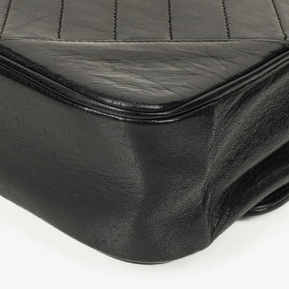 Chanel Medium Classic Single Flap Tasche aus schwarzem Chevron-gestepptem Lammleder mit 24K vergoldeten Beschlägen