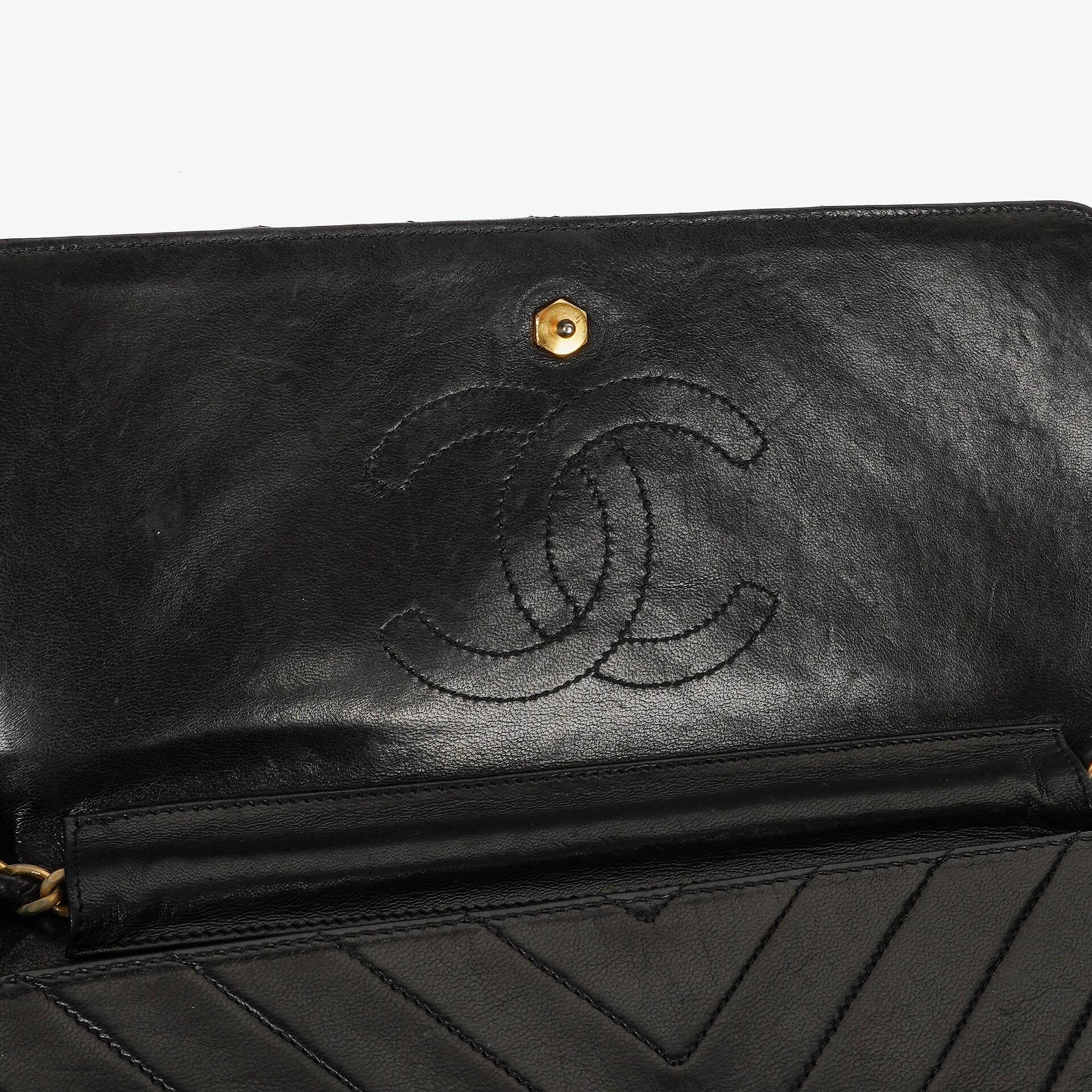 Chanel Medium Classic Single Flap Tasche aus schwarzem Chevron-gestepptem Lammleder mit 24K vergoldeten Beschlägen