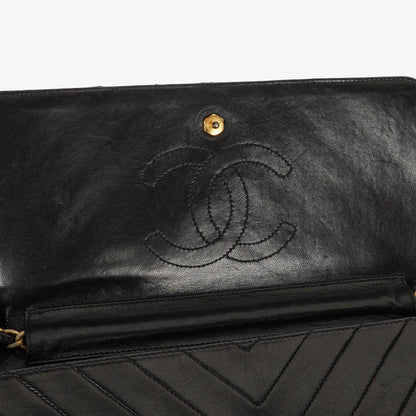 Chanel Medium Classic Single Flap Tasche aus schwarzem Chevron-gestepptem Lammleder mit 24K vergoldeten Beschlägen