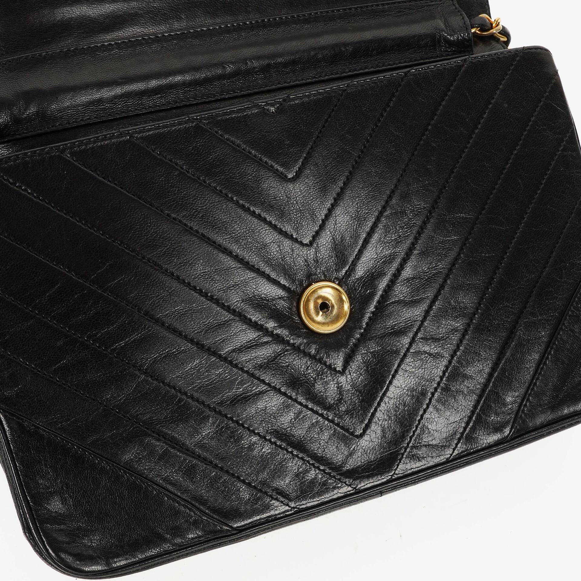 Chanel Medium Classic Single Flap Tasche aus schwarzem Chevron-gestepptem Lammleder mit 24K vergoldeten Beschlägen