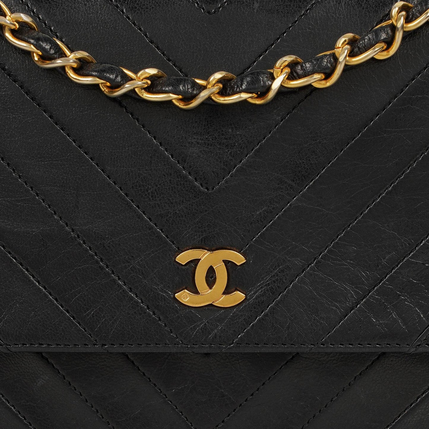 Chanel Medium Classic Single Flap Tasche aus schwarzem Chevron-gestepptem Lammleder mit 24K vergoldeten Beschlägen