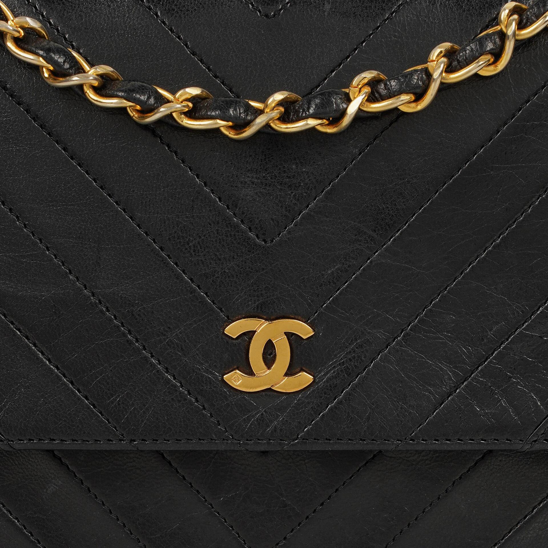 Chanel Medium Classic Single Flap Tasche aus schwarzem Chevron-gestepptem Lammleder mit 24K vergoldeten Beschlägen