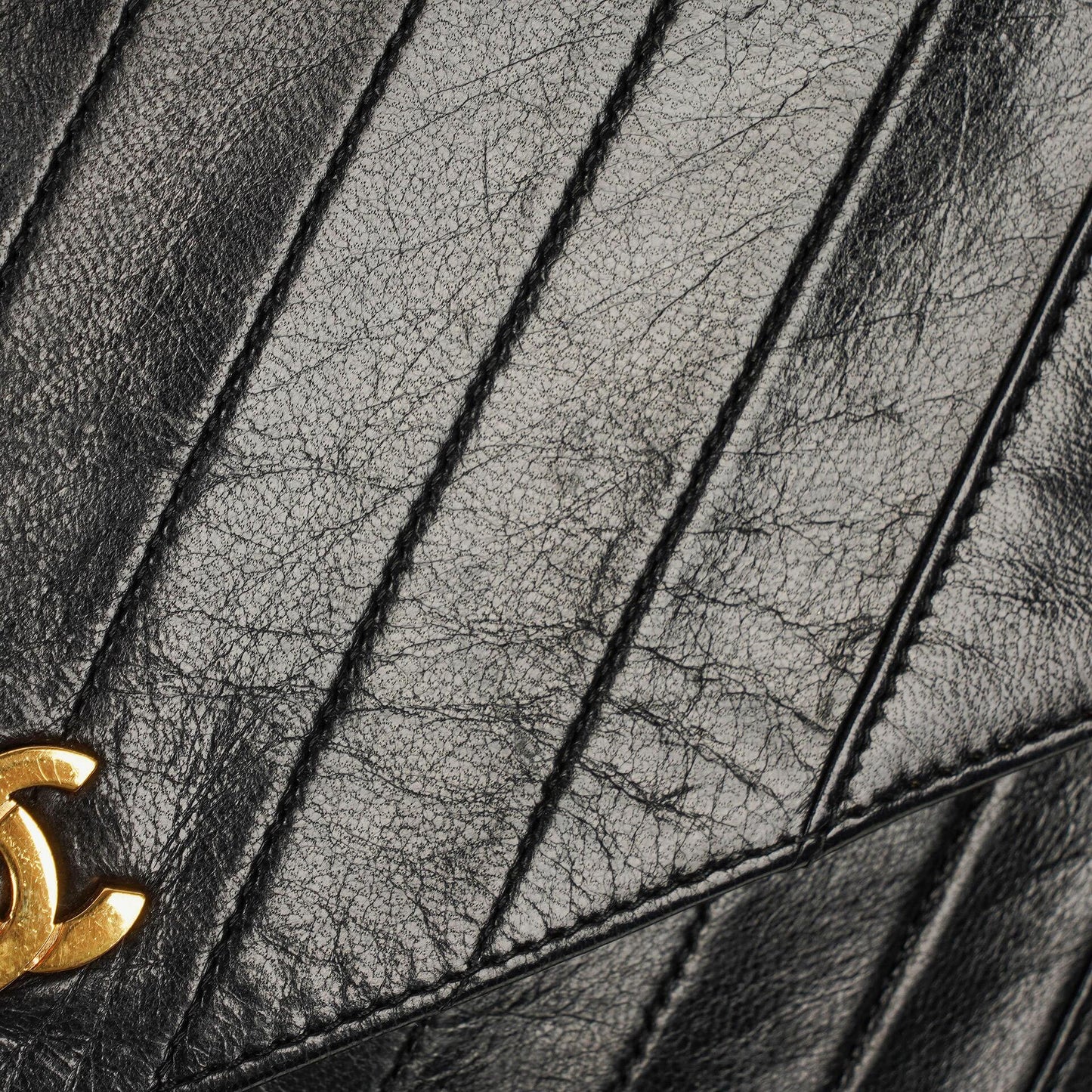 Chanel Medium Classic Single Flap Tasche aus schwarzem Chevron-gestepptem Lammleder mit 24K vergoldeten Beschlägen