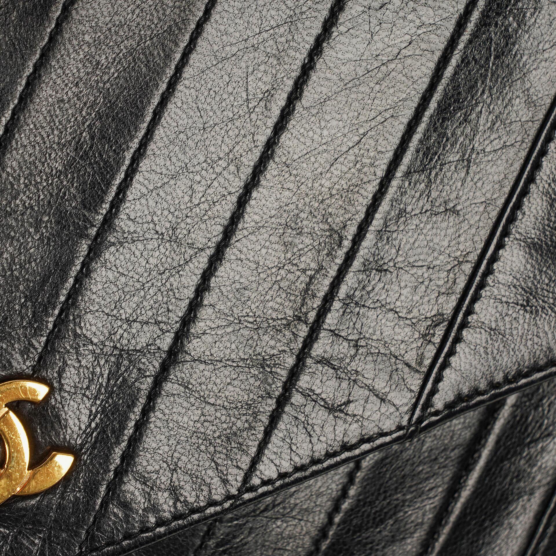 Chanel Medium Classic Single Flap Tasche aus schwarzem Chevron-gestepptem Lammleder mit 24K vergoldeten Beschlägen