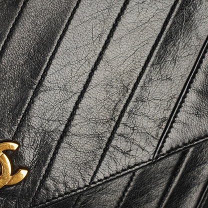 Chanel Medium Classic Single Flap Tasche aus schwarzem Chevron-gestepptem Lammleder mit 24K vergoldeten Beschlägen