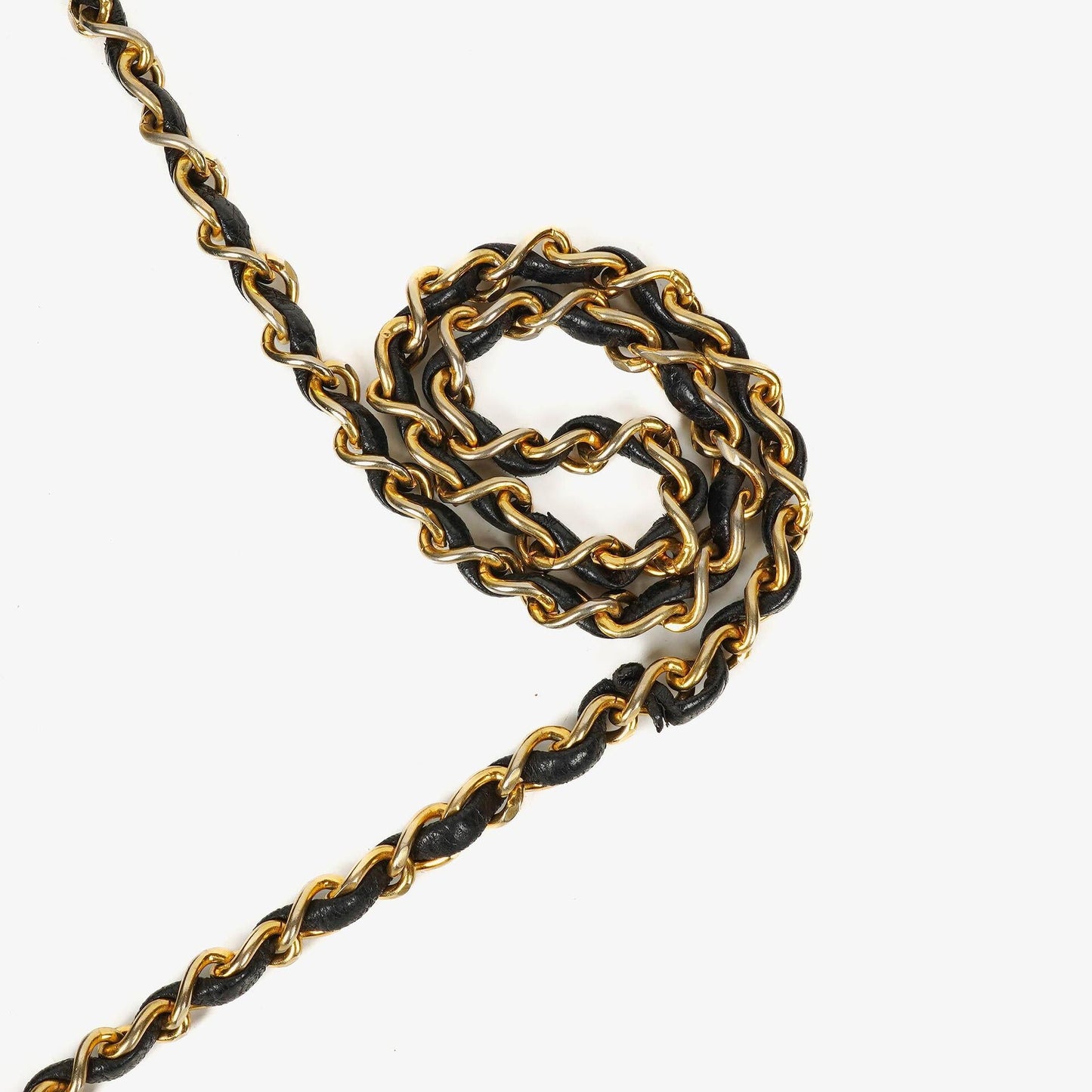 Chanel Medium Classic Single Flap Tasche aus schwarzem Chevron-gestepptem Lammleder mit 24K vergoldeten Beschlägen
