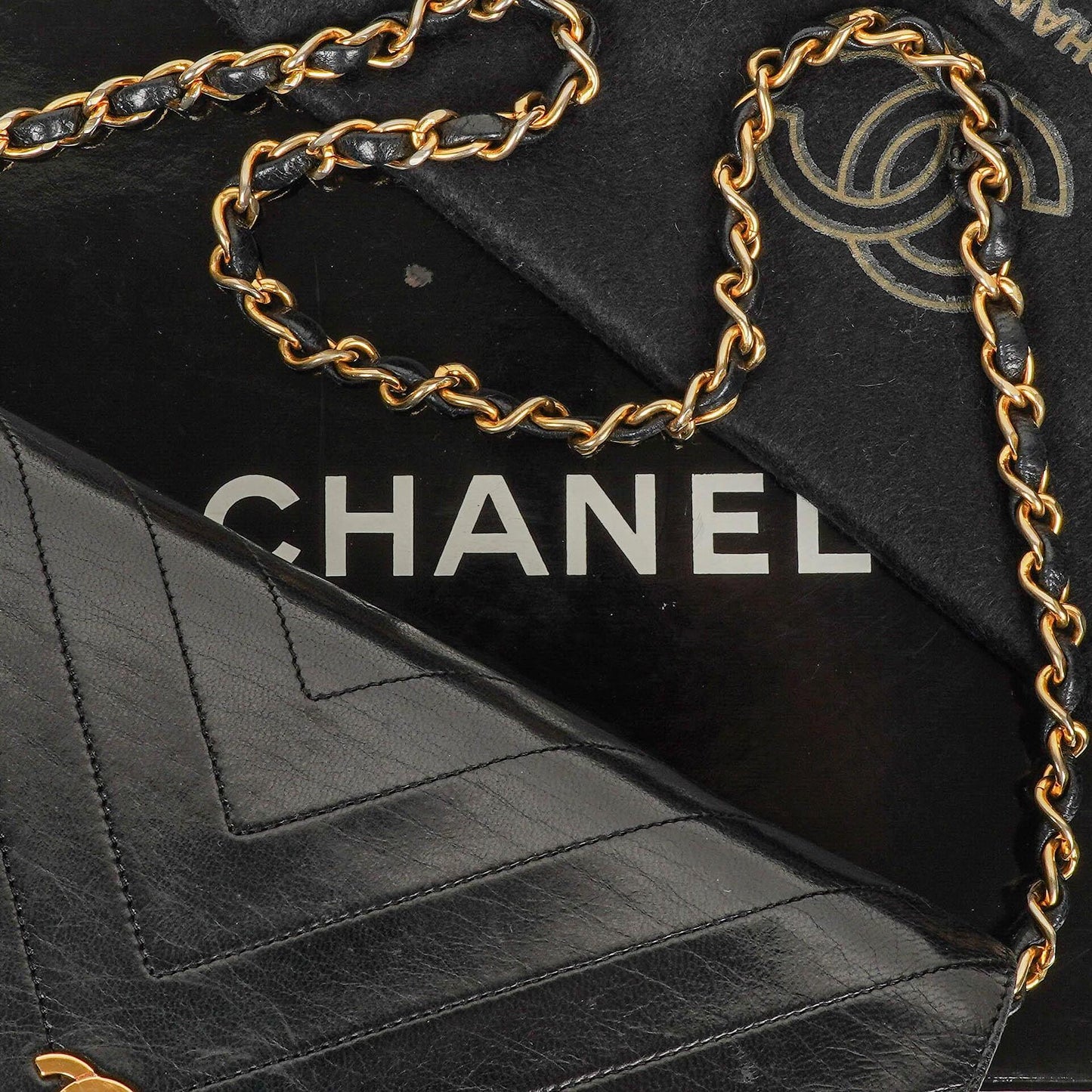 Chanel Medium Classic Single Flap Tasche aus schwarzem Chevron-gestepptem Lammleder mit 24K vergoldeten Beschlägen