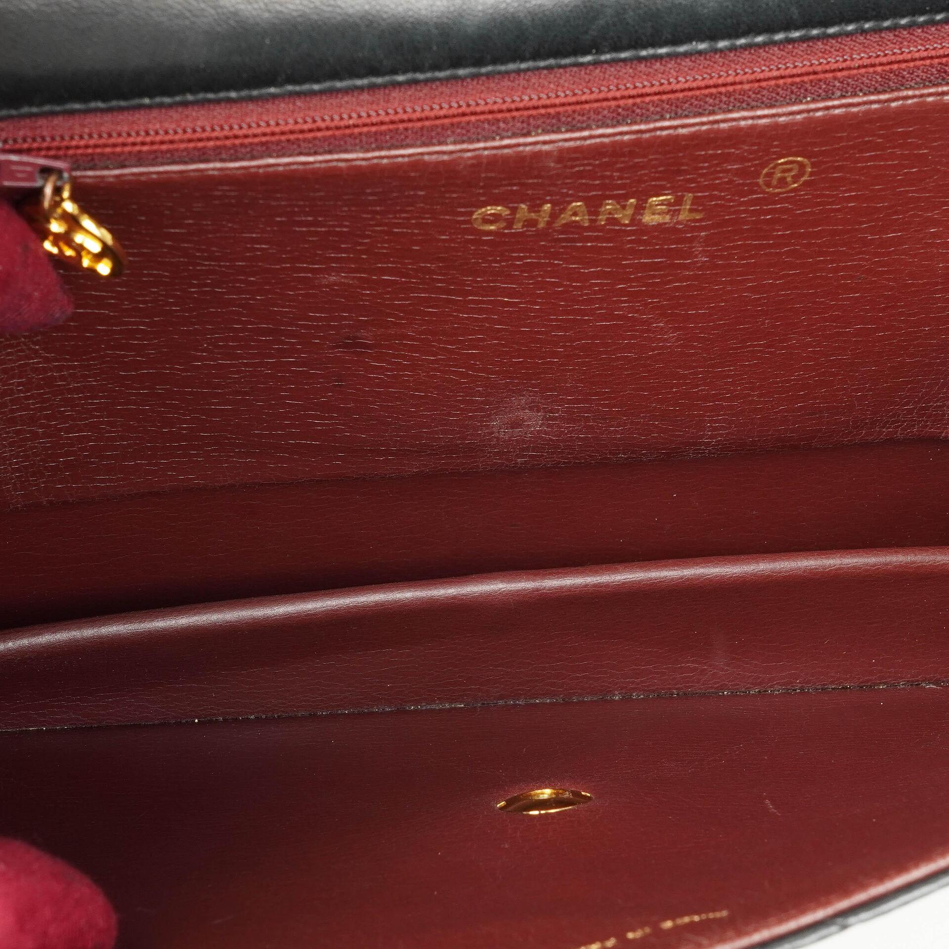 Chanel Mittlere klassische Einzelklappen-Tasche Schwarz gestepptes Lammleder mit 24K goldplattierter Hardware