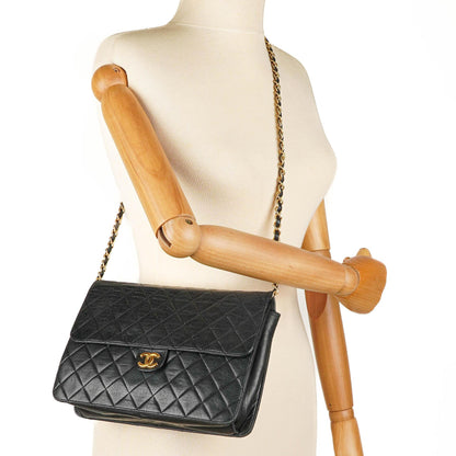 Chanel Medium Classic Einzelklappentasche Schwarz Gepolstertes Lammleder Mit 24K vergoldeter Hardware