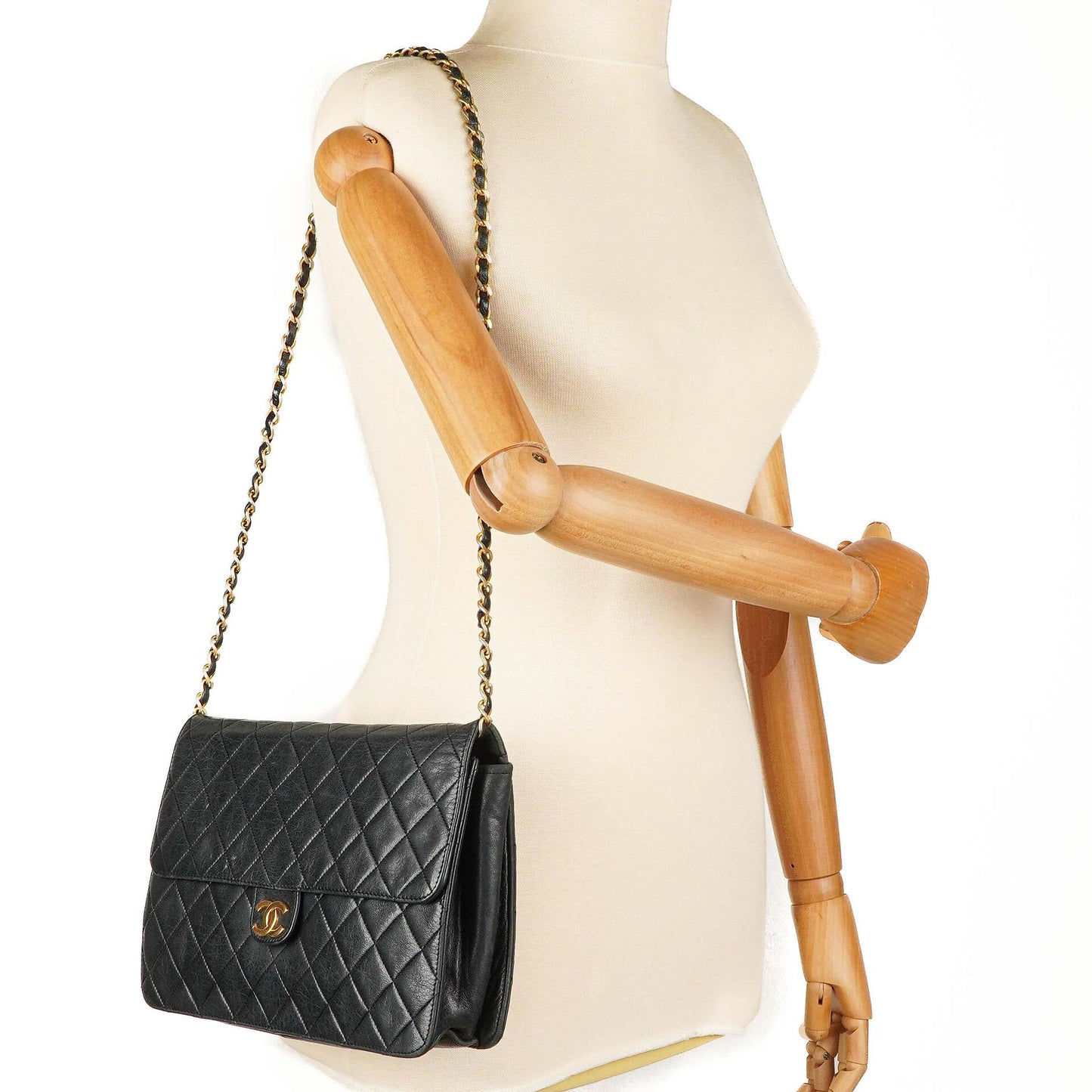 Chanel Medium Classic Einzelklappentasche Schwarz Gepolstertes Lammleder Mit 24K vergoldeter Hardware