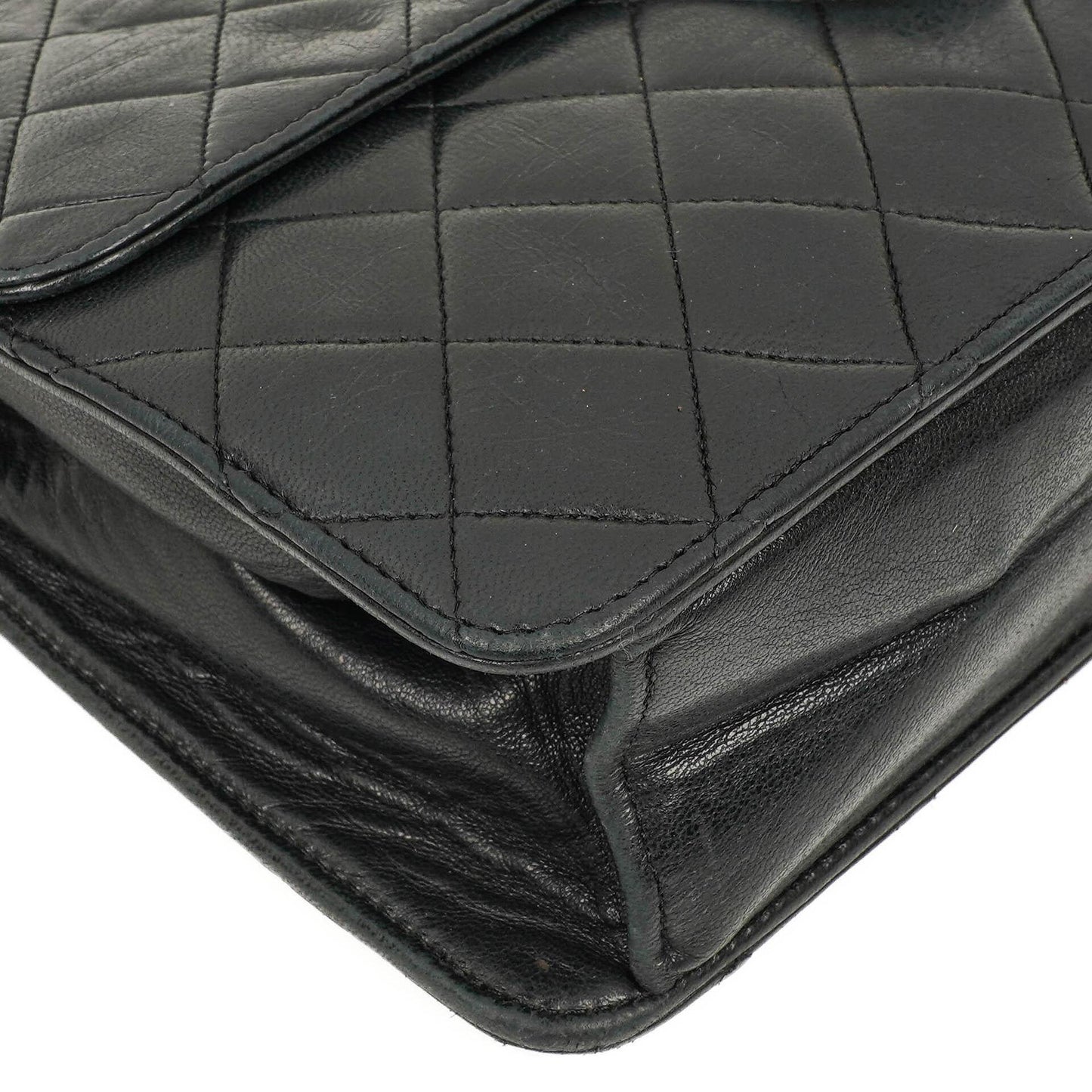 Chanel Medium Classic Einzelklappentasche Schwarz Gepolstertes Lammleder Mit 24K vergoldeter Hardware