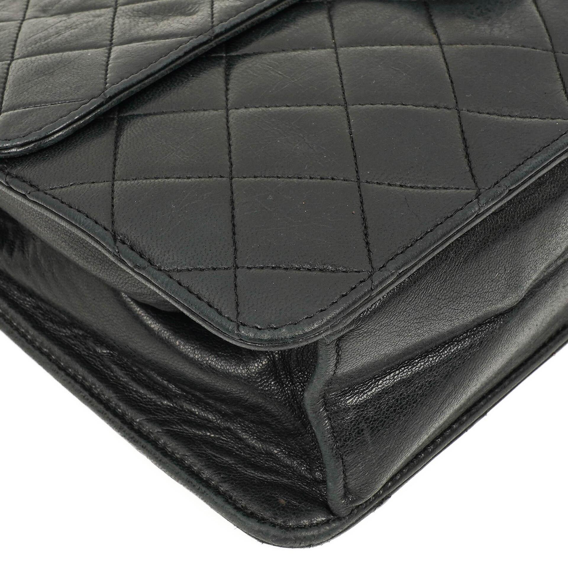 Chanel Medium Classic Einzelklappentasche Schwarz Gepolstertes Lammleder Mit 24K vergoldeter Hardware