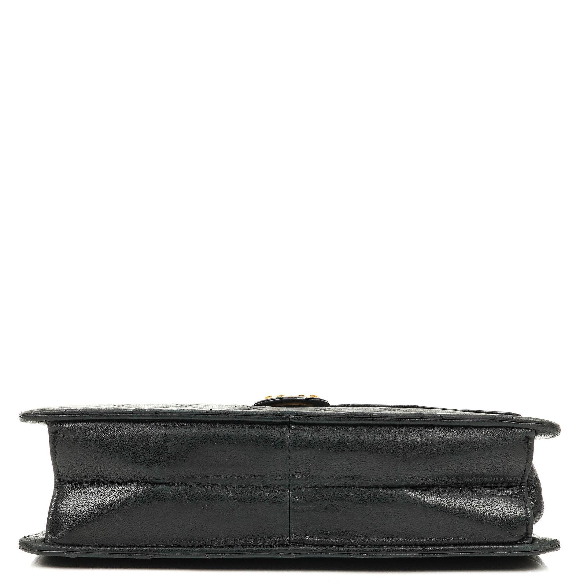 Chanel Medium Classic Einzelklappentasche Schwarz Gepolstertes Lammleder Mit 24K vergoldeter Hardware