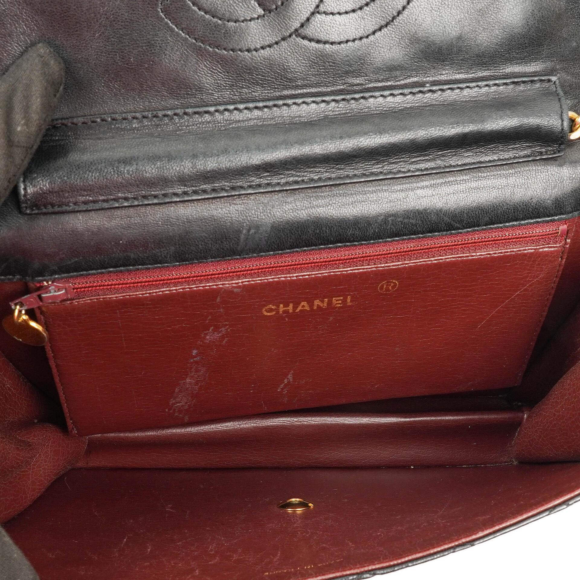 Chanel Medium Classic Einzelklappentasche Schwarz Gepolstertes Lammleder Mit 24K vergoldeter Hardware