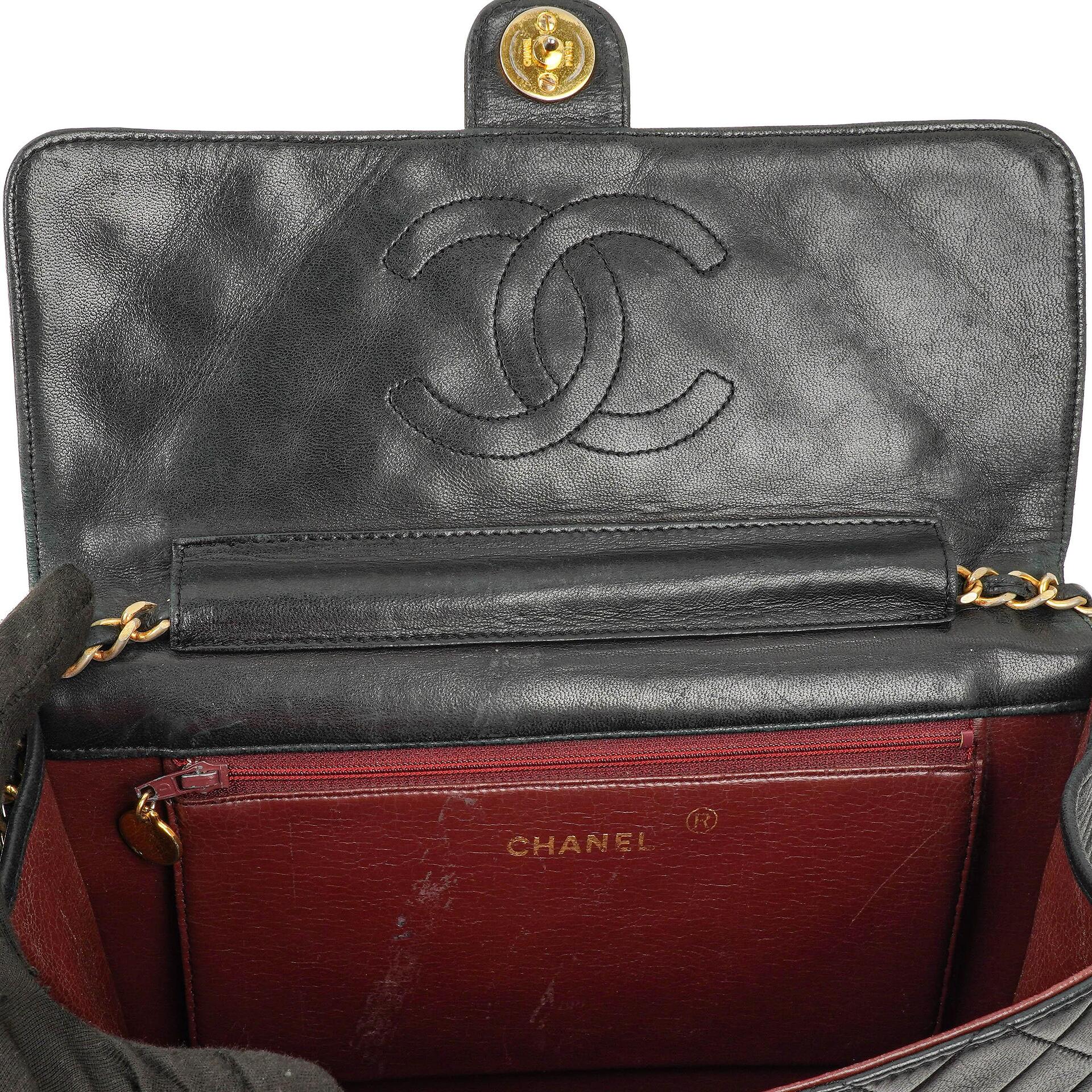 Chanel Medium Classic Einzelklappentasche Schwarz Gepolstertes Lammleder Mit 24K vergoldeter Hardware