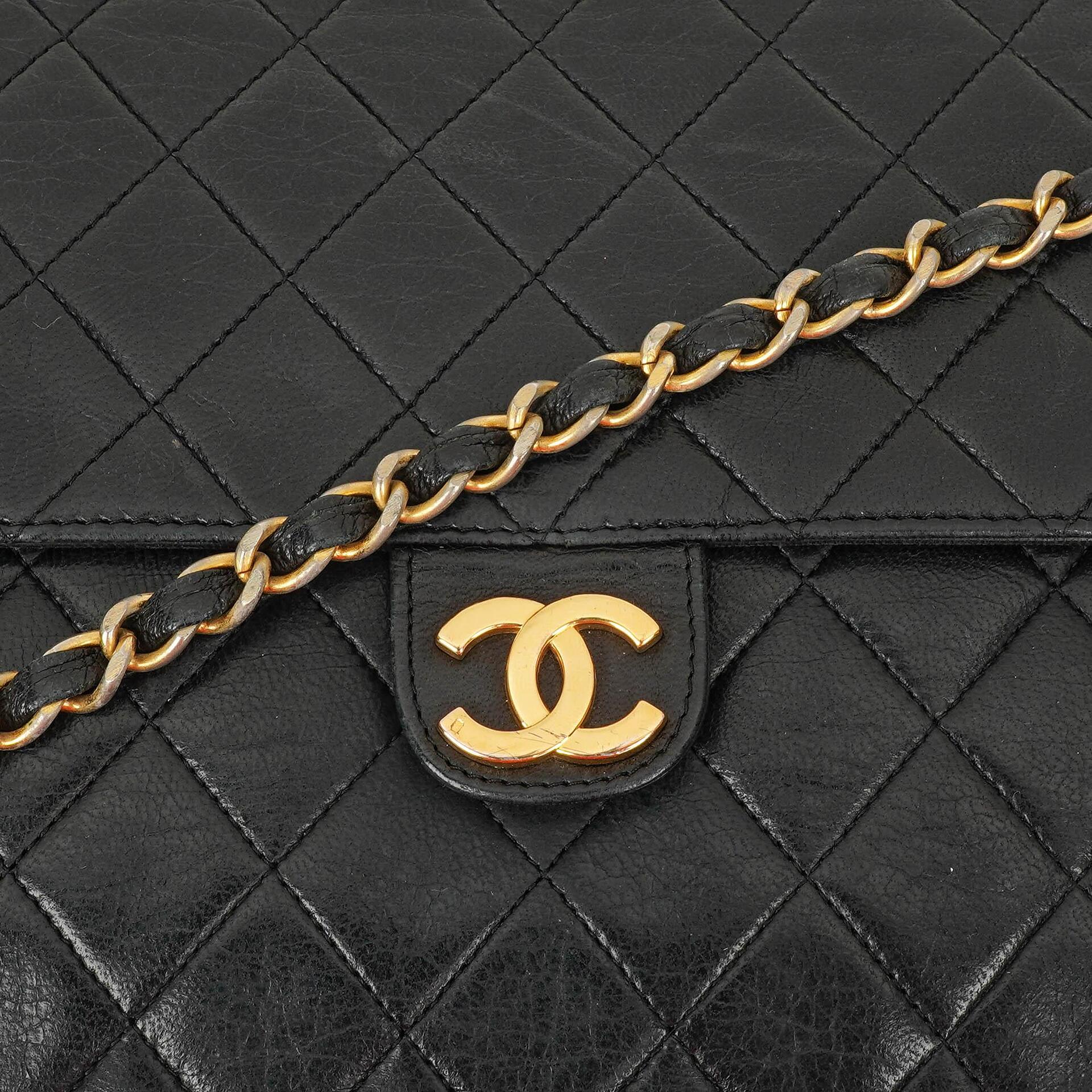 Chanel Medium Classic Einzelklappentasche Schwarz Gepolstertes Lammleder Mit 24K vergoldeter Hardware