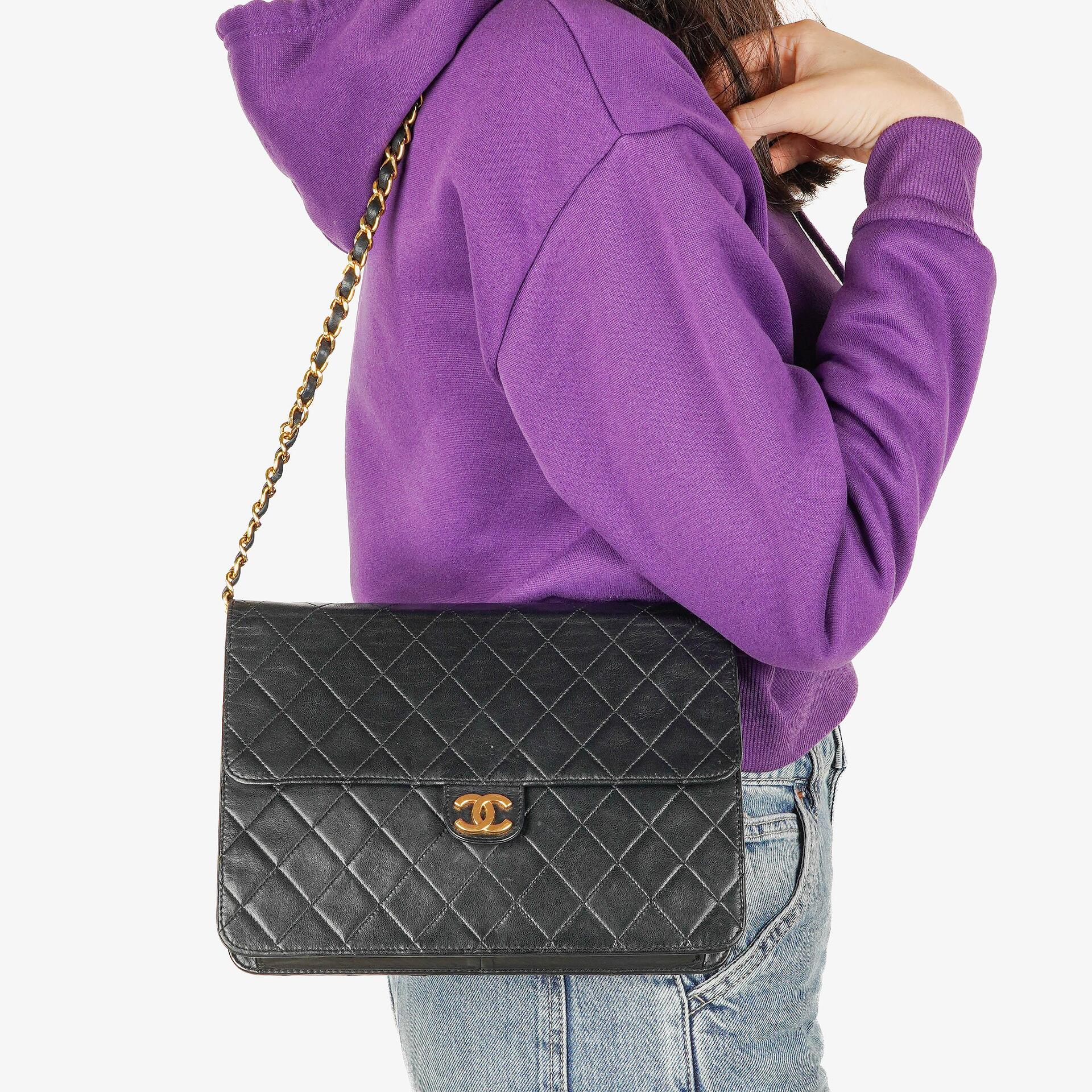 Chanel Medium Classic Single Flap Tasche aus schwarzem gestepptem Lammleder mit 24K vergoldeter Hardware