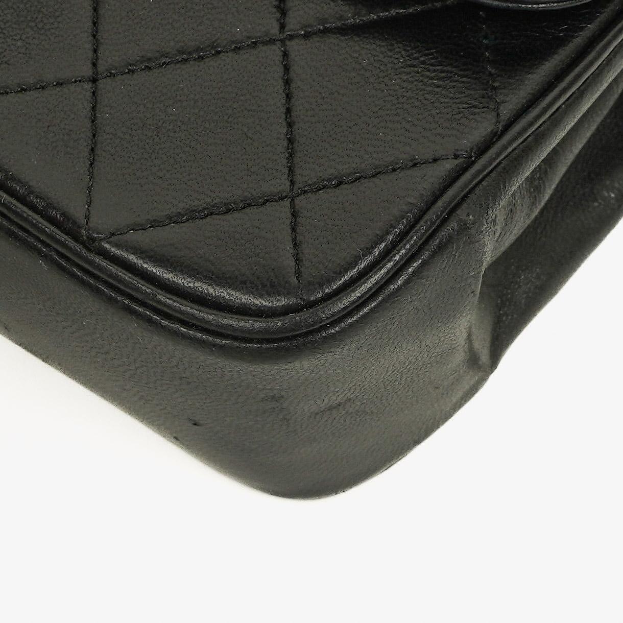 Chanel Medium Classic Single Flap Tasche aus schwarzem gestepptem Lammleder mit 24K vergoldeter Hardware