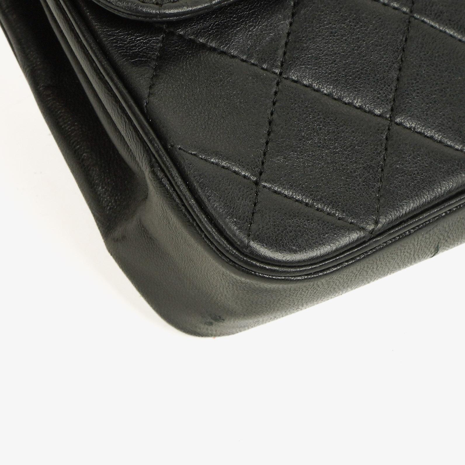 Chanel Medium Classic Single Flap Tasche aus schwarzem gestepptem Lammleder mit 24K vergoldeter Hardware