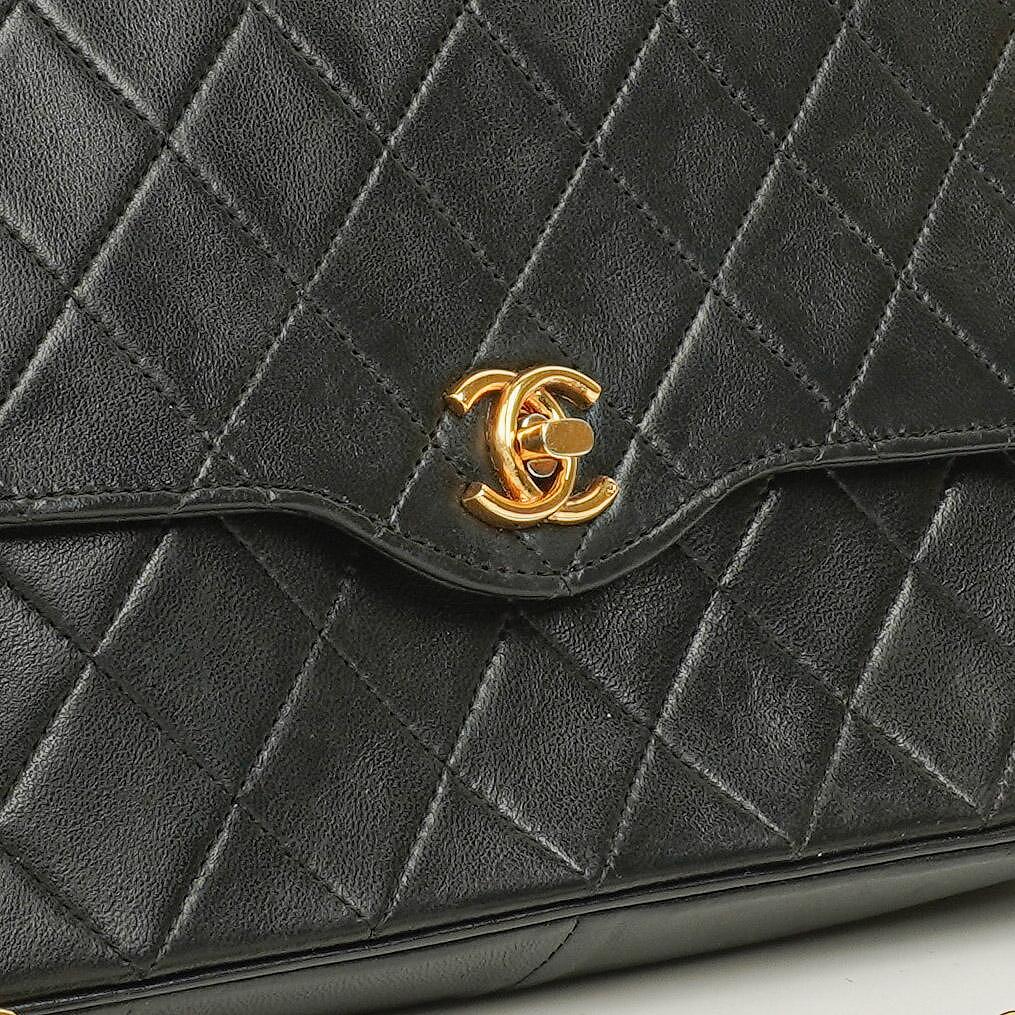Chanel Medium Classic Single Flap Tasche aus schwarzem gestepptem Lammleder mit 24K vergoldeter Hardware