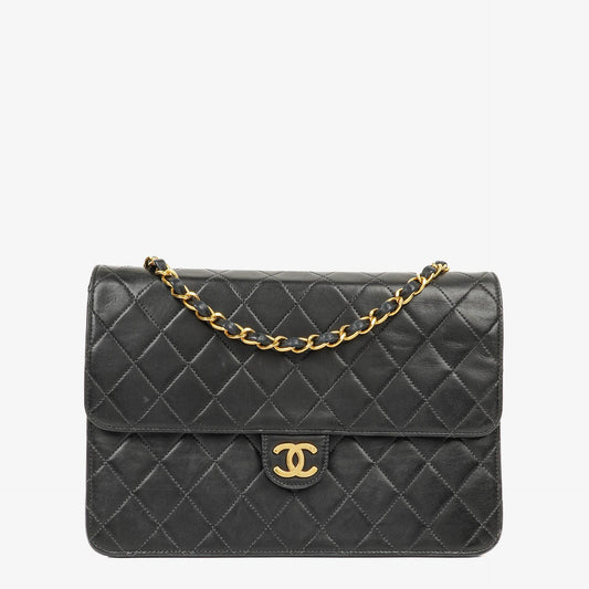 Chanel Medium Classic Einzelklappentasche Schwarz Gepolstertes Lammleder Mit 24K vergoldeter Hardware
