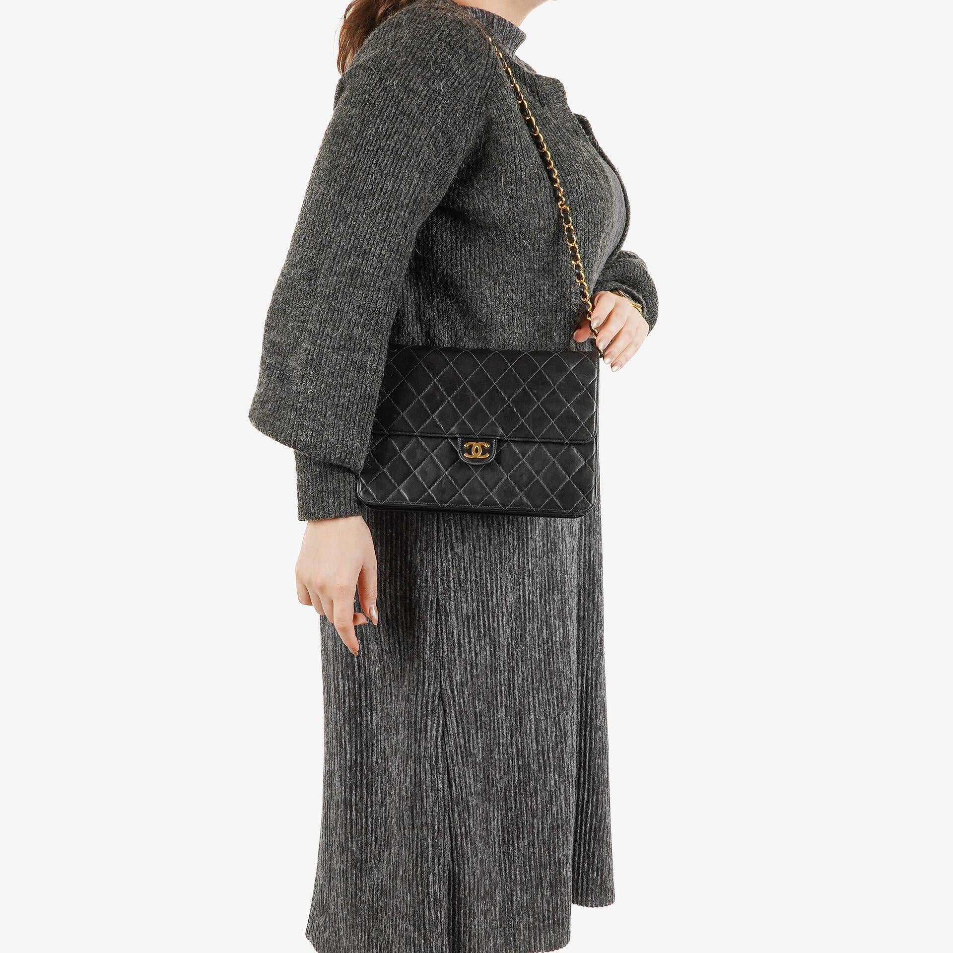Chanel Medium Classic Einzelklappentasche Schwarz Gepolstertes Lammleder Mit 24K vergoldeter Hardware