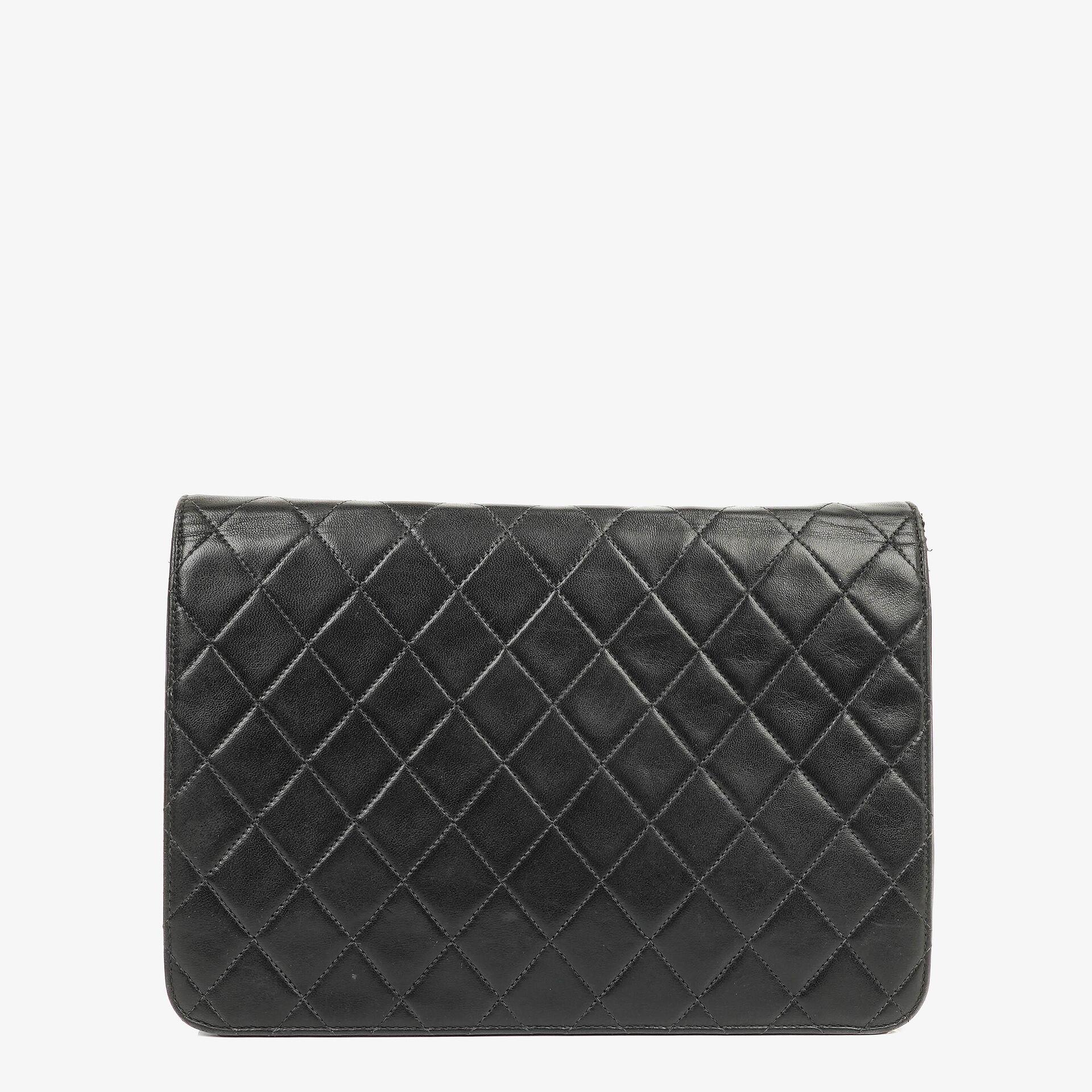 Chanel Medium Classic Einzelklappentasche Schwarz Gepolstertes Lammleder Mit 24K vergoldeter Hardware