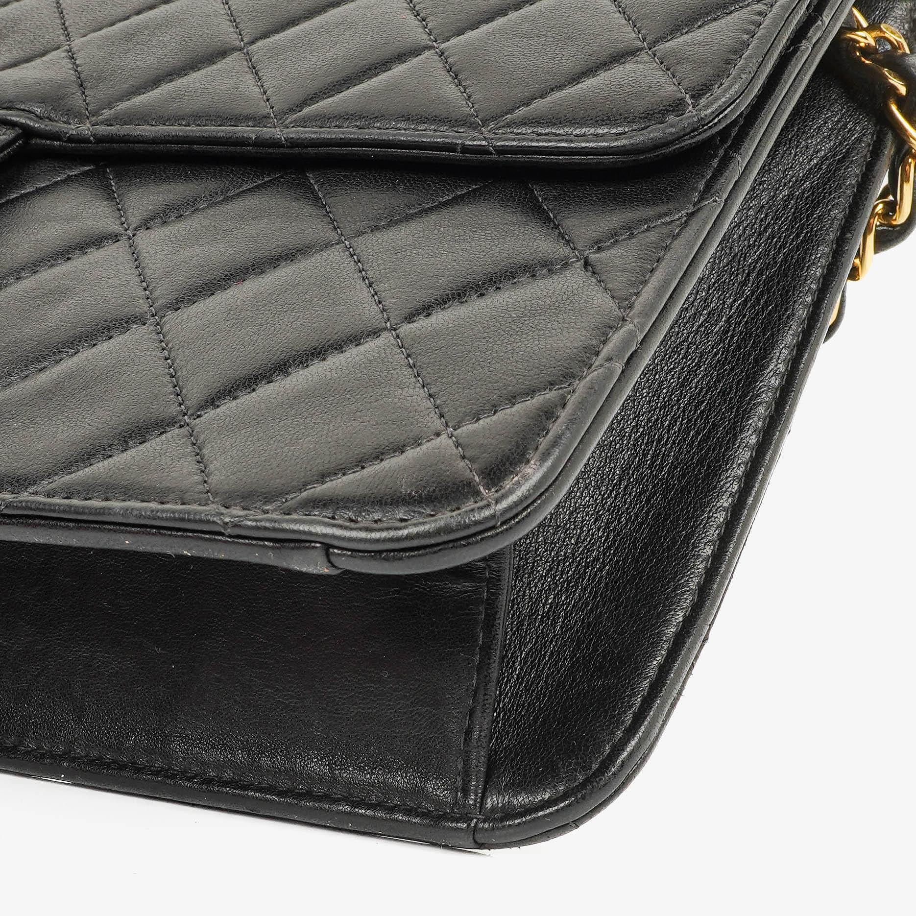 Chanel Medium Classic Einzelklappentasche Schwarz Gepolstertes Lammleder Mit 24K vergoldeter Hardware