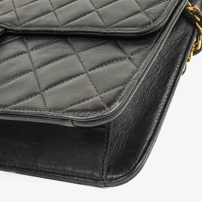 Chanel Medium Classic Einzelklappentasche Schwarz Gepolstertes Lammleder Mit 24K vergoldeter Hardware