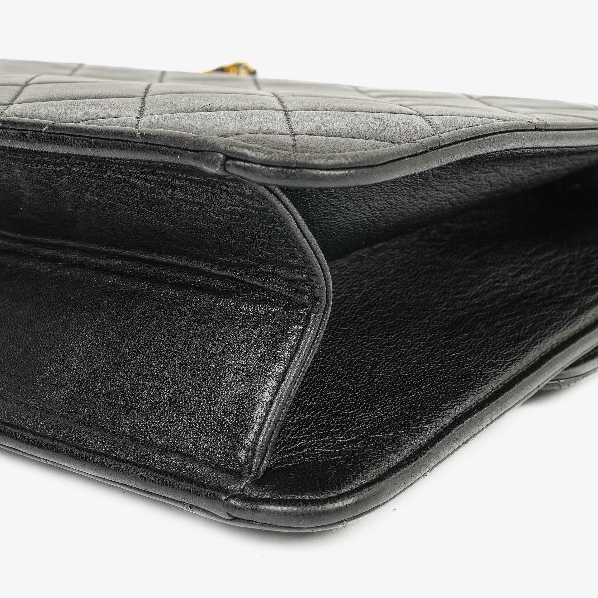 Chanel Medium Classic Einzelklappentasche Schwarz Gepolstertes Lammleder Mit 24K vergoldeter Hardware