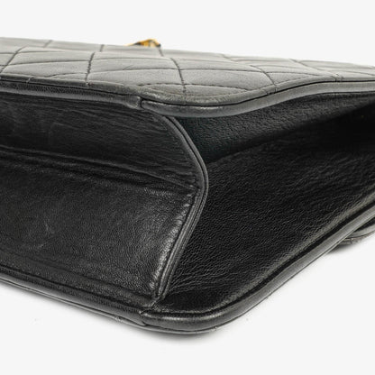 Chanel Medium Classic Einzelklappentasche Schwarz Gepolstertes Lammleder Mit 24K vergoldeter Hardware