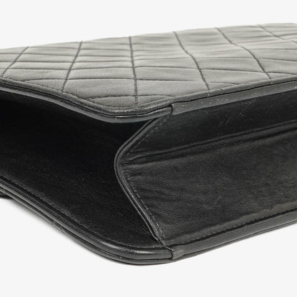 Chanel Medium Classic Einzelklappentasche Schwarz Gepolstertes Lammleder Mit 24K vergoldeter Hardware