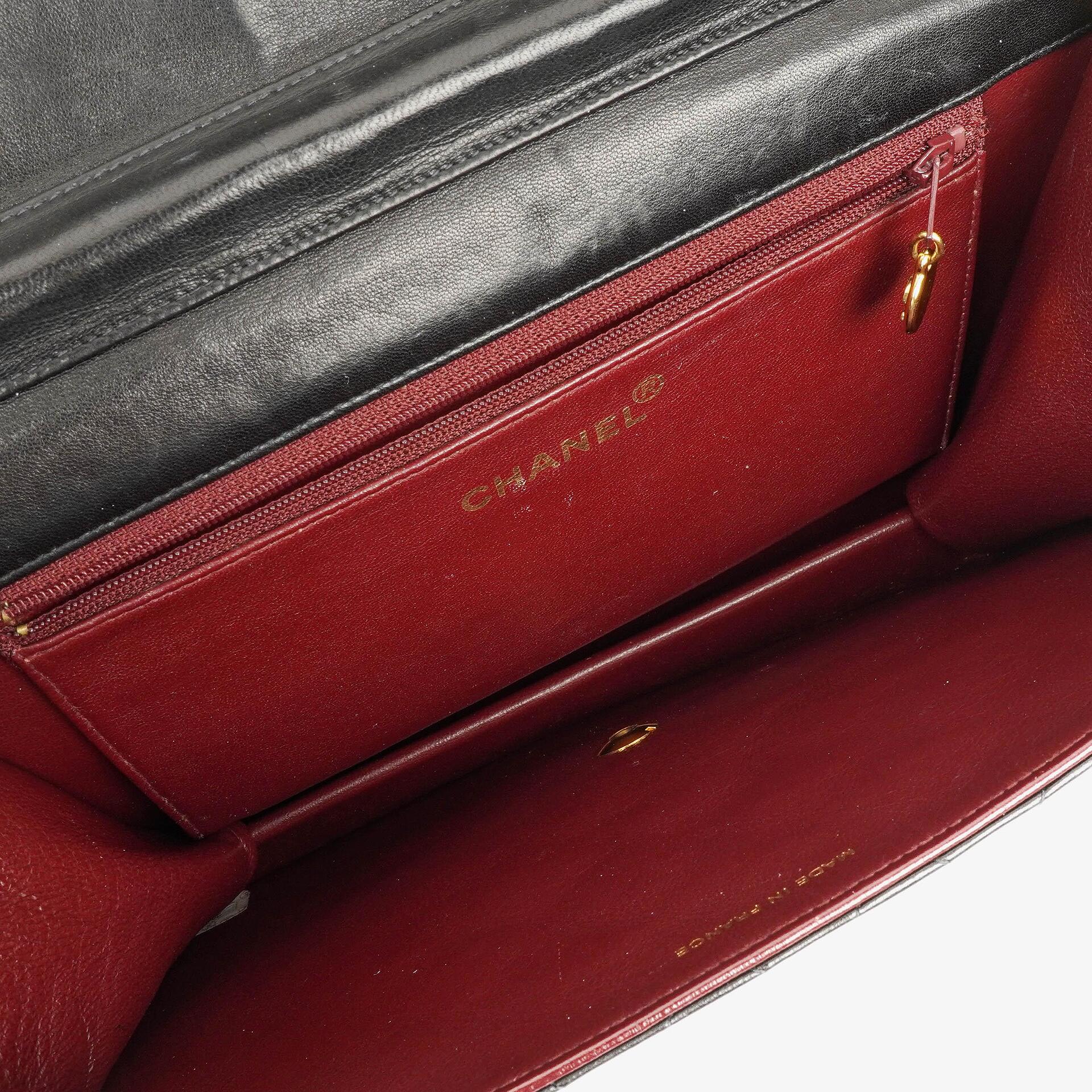 Chanel Medium Classic Einzelklappentasche Schwarz Gepolstertes Lammleder Mit 24K vergoldeter Hardware