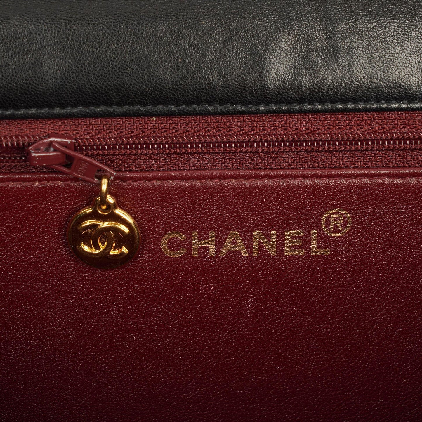 Chanel Medium Classic Einzelklappentasche Schwarz Gepolstertes Lammleder Mit 24K vergoldeter Hardware